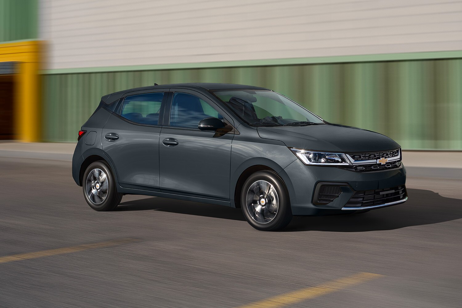 Imagen lateral Chevrolet Aveo Hatchback 2026, nuevo auto compacto 4 puertas con rines de 15 pulgadas en aluminio bitono