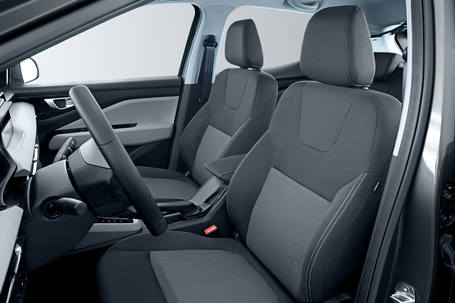 Vista trasera lateral de Chevrolet Aveo HB 2026, nuevo auto compacto con spoiler con luz de freno y antena de tiburón